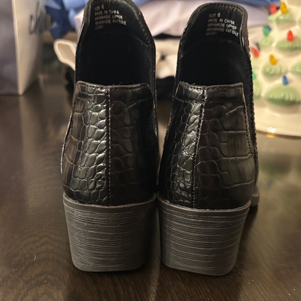 NWOT Volatile Black Crocodile Pattern Women’s Ankle Boots - Picture 4 of 5